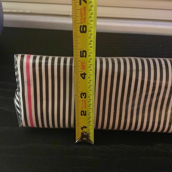 Victoria’s Secret make up bag NWOT. - Picture 10 of 11